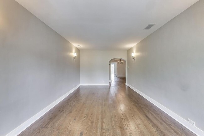 Building Photo - 1451 W Warner Ave