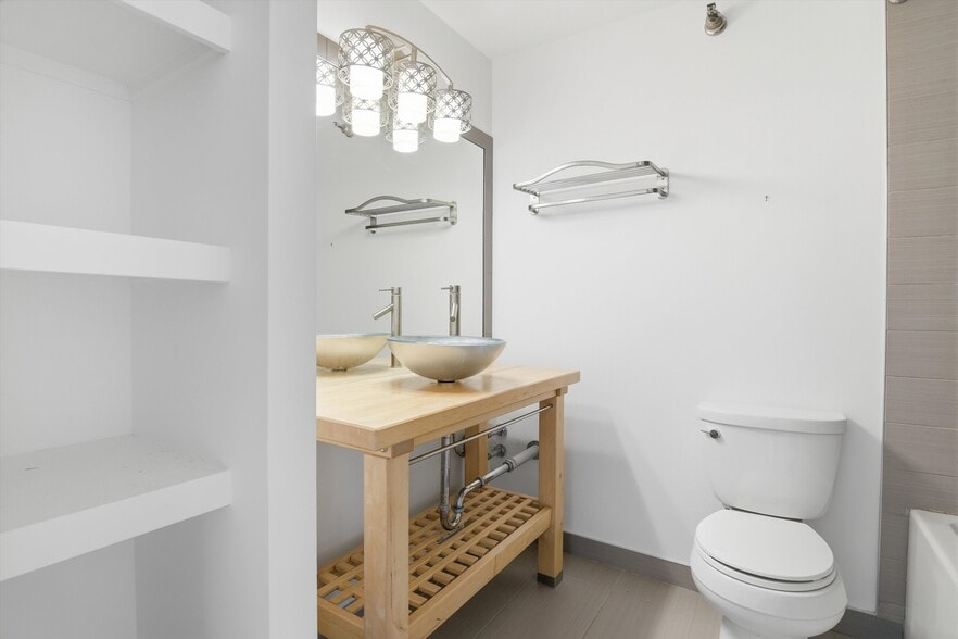 Building Photo - 70 W Huron St