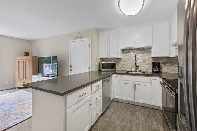 Building Photo - 2Bd/1Ba Clean Condo near Sunny Cove! ( Co-signors now accepted!)