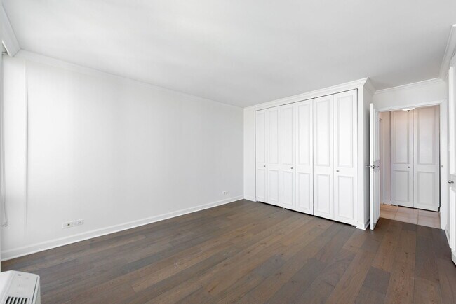 Building Photo - 111 E Chestnut St