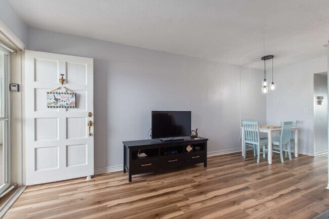 Building Photo - beautifully Furnished 1 Bedroom, 1 Bath, Walk-in Closets in both bedrooms. with a community Heate...