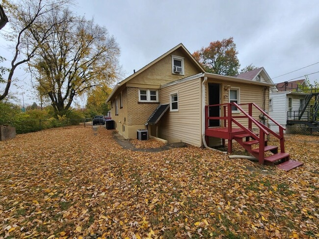 Building Photo - 3 Bedrooms, 1.5 Bath Brick Bungalow with Basement & Large Yard.  Close to UofL.