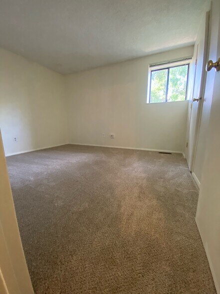Building Photo - 96 Lancelot Ln