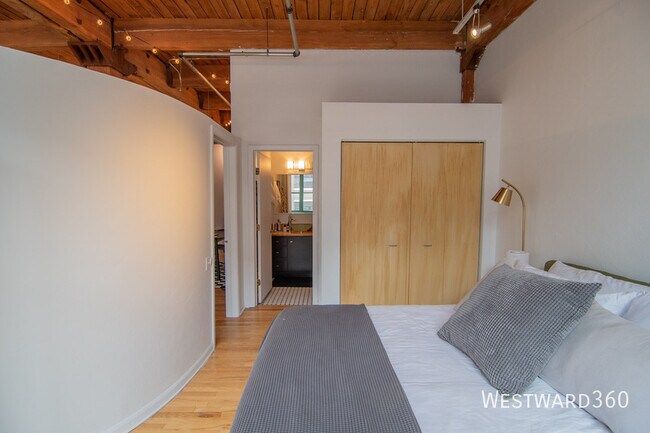 Building Photo - 1017 W Washington Blvd