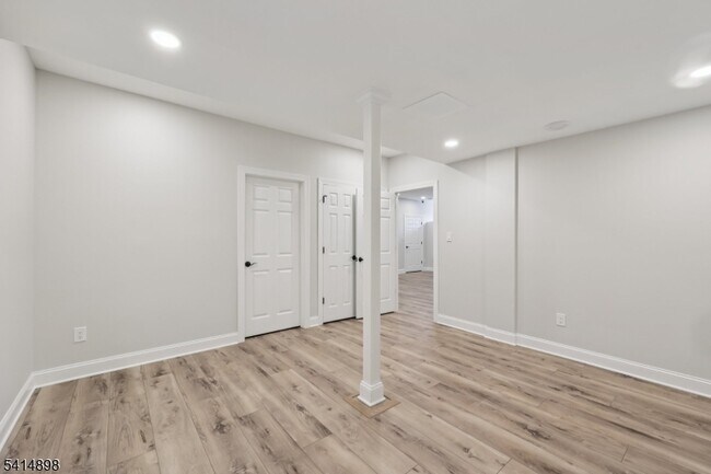 Building Photo - 5 Shores Rd