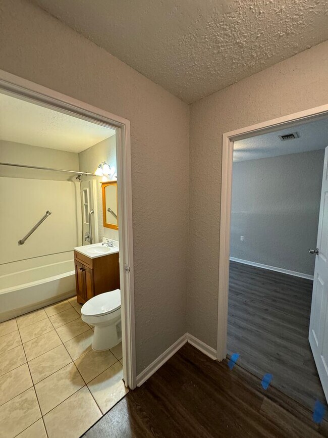 Building Photo - Come See This Beautiful Remodeled 2 Bed 1 Bath Condo in Mystic Woods! Available Now!