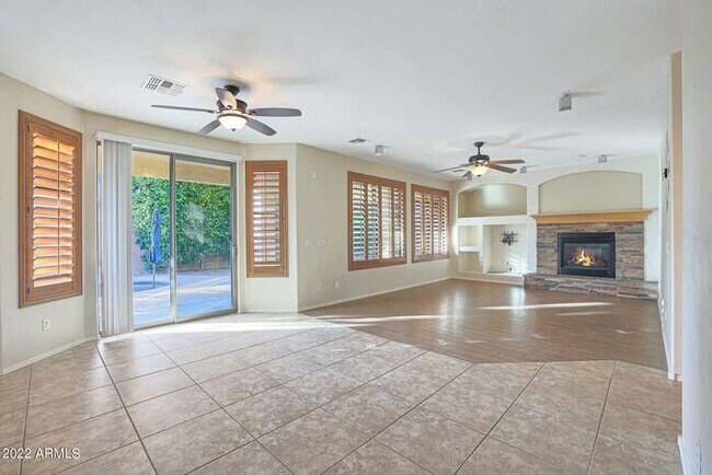 Building Photo - Beautiful 5 bedroom w/pool!