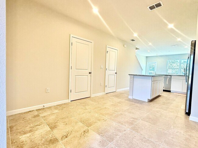 Building Photo - Fresh & modern-living in this 3Bedrooms/2.5Bath end-unit Lady Lake townhome!