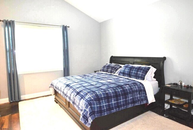 Building Photo - 498 Country Club Dr