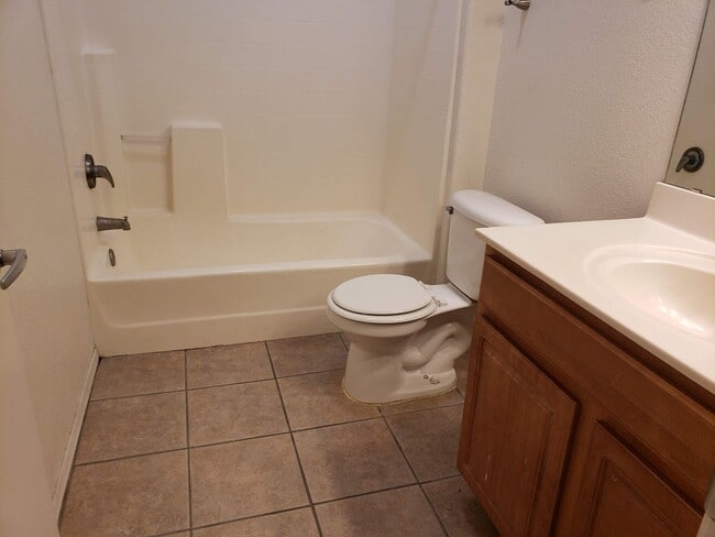 Building Photo - AVAILABLE NOW!!! GATED COMMUNITY - THE RAVEN - WITH GREAT AMENITIES