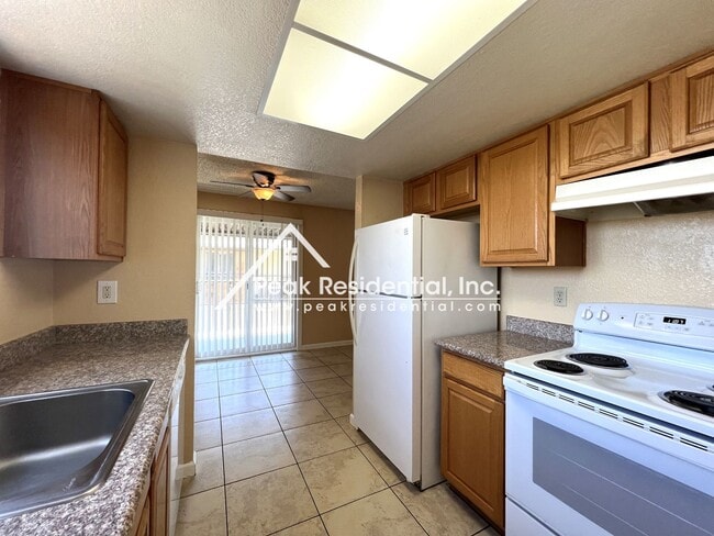 Building Photo - Spacious Elk Grove 2bd/2ba Triplex