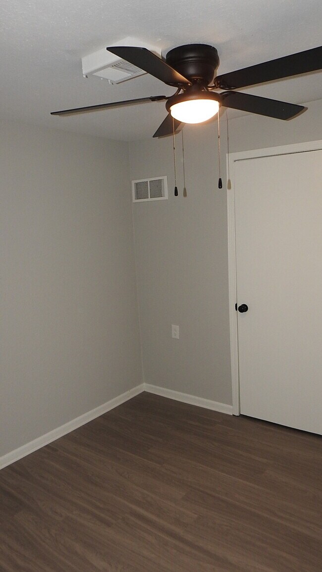Building Photo - Charming 3 bedrooms and 1 bath home located on Elmwood Ave in Kansas City, MO