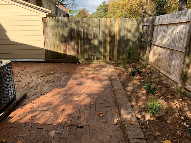 Building Photo - 1300 Garden Crest Cir