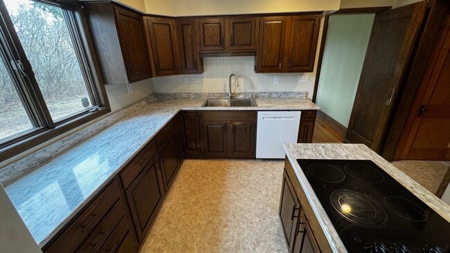 Building Photo - Wonderful 4BR 3BA w/ 2 Car Garage on 1.38 Acres in desirable Mendota Heights neighborhood!