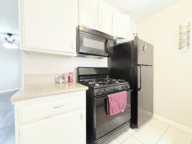 Building Photo - 1343 W 36th St