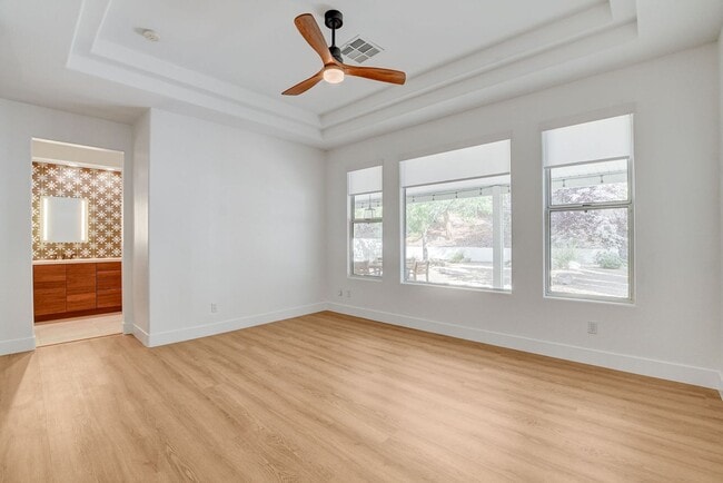 Building Photo - Popular Seven Hills Area, 1-Story, Complet...