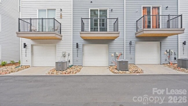 Building Photo - 2025 Clarksdale Dr