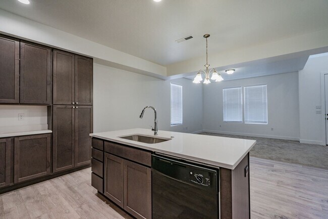 Building Photo - Well Maintained, 3 Bedroom and 2.5 Bathroom Townhome in Desert Color! Internet Included!
