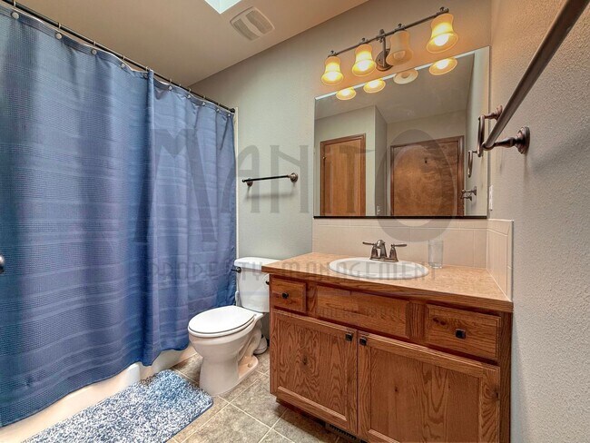 Building Photo - Spacious Eagle Ridge Home
