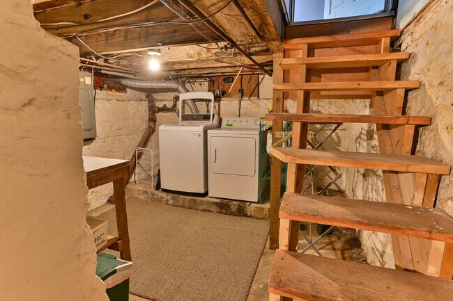 Building Photo - Charming 3 Bedroom on Verbeke St