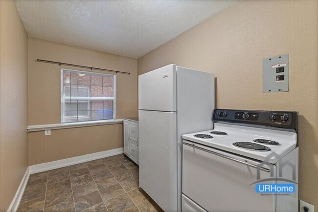 Building Photo - Exceptional Value: Charming Portland Studio ($1,100)
