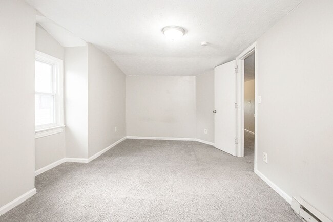 Building Photo - 5 BED 2 BATH BEAUTIFUL SINGLE FAMILY HOME ...