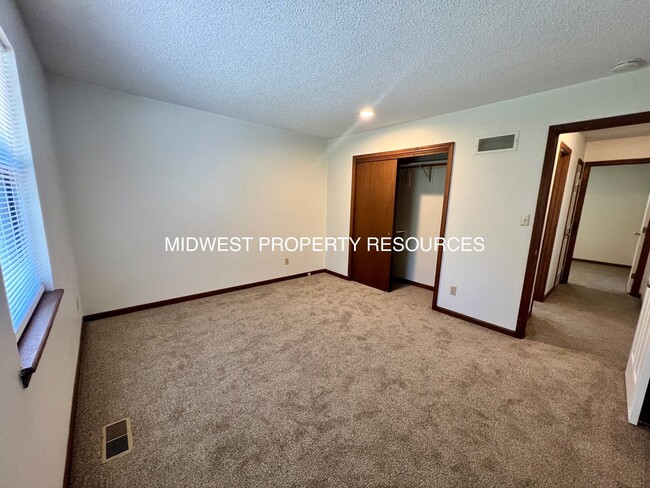 Building Photo - Freshly Updated 3 Bedroom Duplex