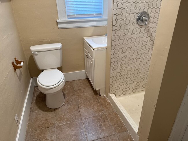 Building Photo - Great 2 Bedroom 1 Bathroom House $750!