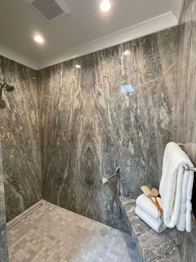 Building Photo - Luxury townhouse, close to town, easy comm...