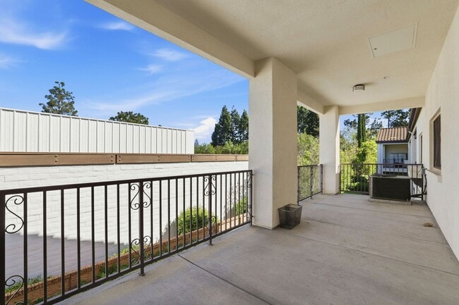 Building Photo - Availabe Now!