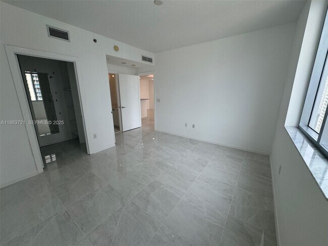 Building Photo - 1060 Brickell Ave