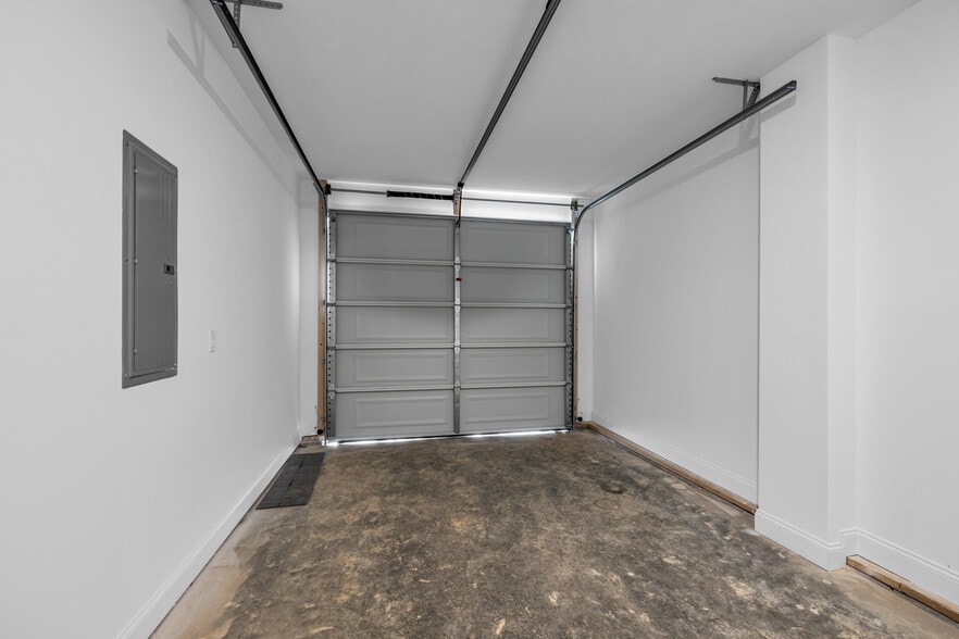 Building Photo - 5563 Stream Ln