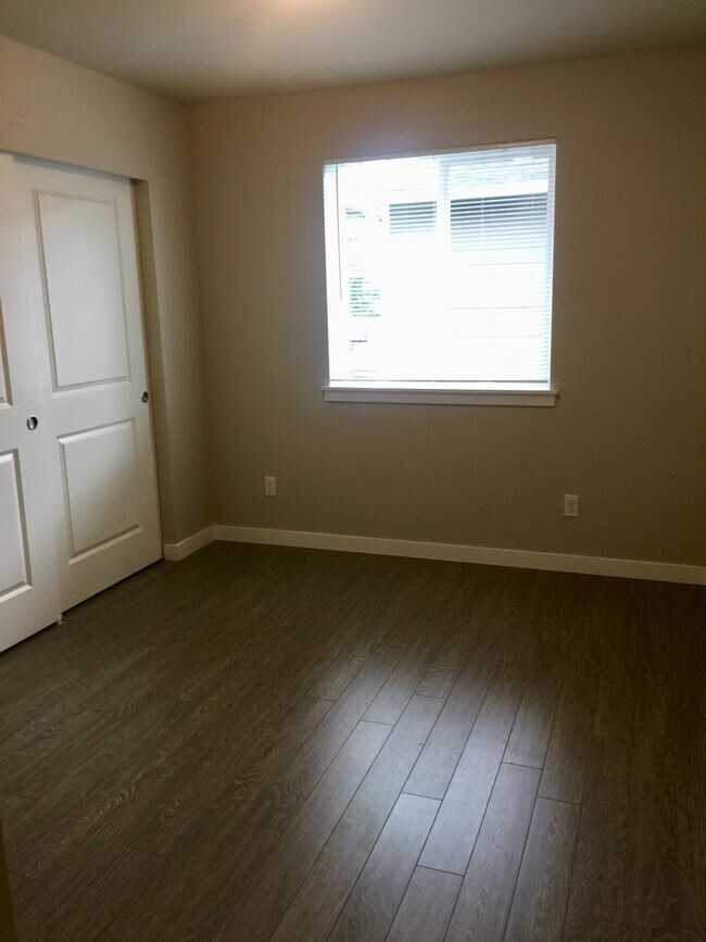 Building Photo - Beautiful 3 Bedroom Duplex with Garage!