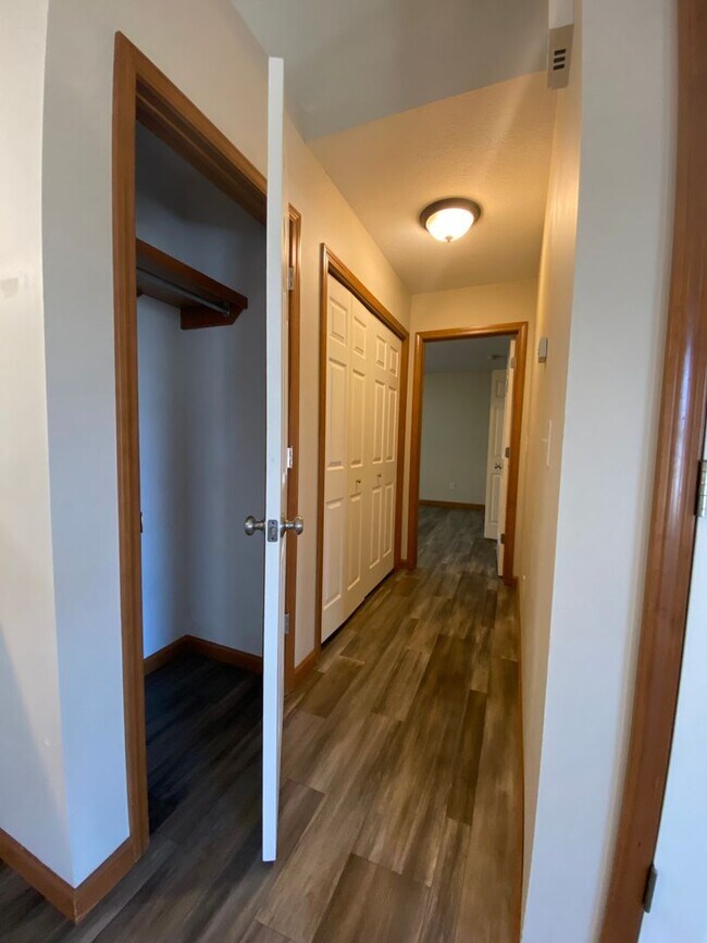 Building Photo - 3 Bedroom Home in Jimtown Schools!