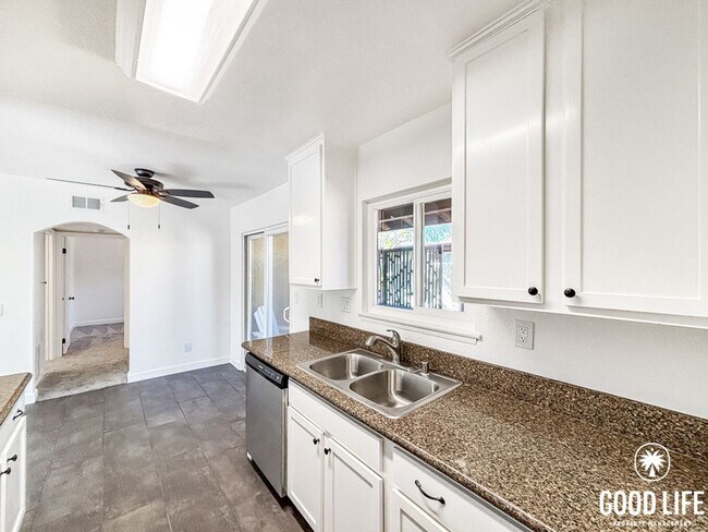 Building Photo - Stunning 2BD/2BA Condo in El Cajon W/ A/C, Private Balcony, Updated Kitchen, Coin-Op Laundry, & C...