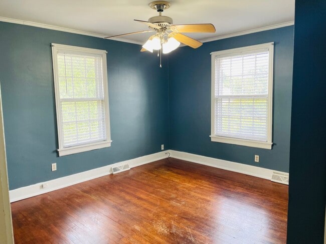 Building Photo - 2 Bedroom, 1 Bathroom in Olympia - Available Now!