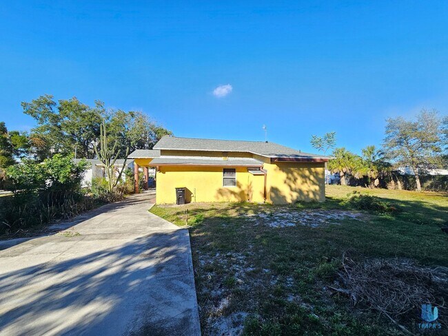 Building Photo - Beautiful 3 Bed | 2 Bath HOME on a DOUBLE LOT located in central Lakeland for rent and available ...