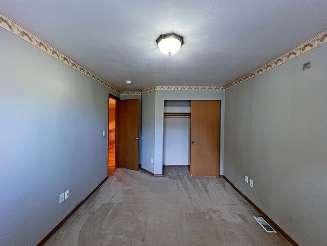 Building Photo - NE Tacoma - Large 3 bedroom 2.5 bathroom w...