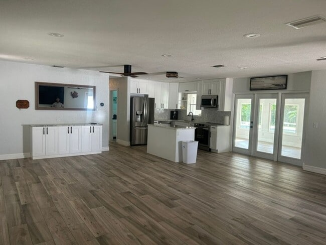Building Photo - Beautiful 2/2 with dock and boat access