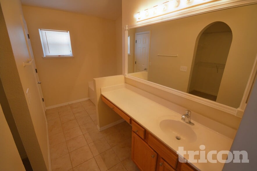 Building Photo - 10917 Banyan Wood Way