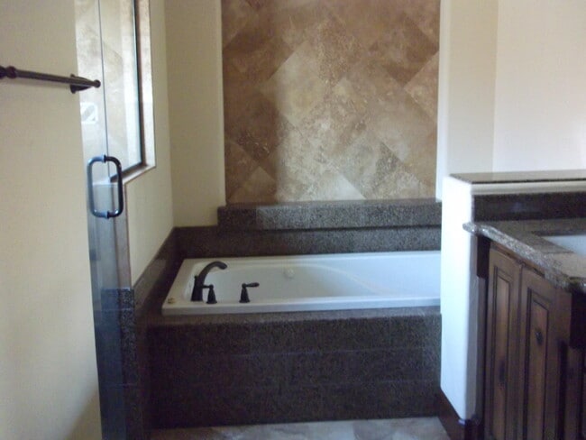 Building Photo - 6284 Wildwood Ct