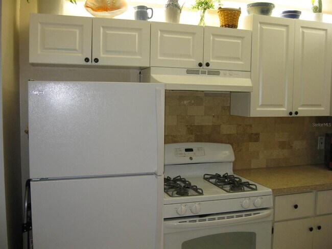 Building Photo - 9911 Dahlia St