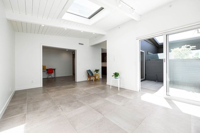 Building Photo - Gorgeous 2 bedroom 2 bath twin home just b...