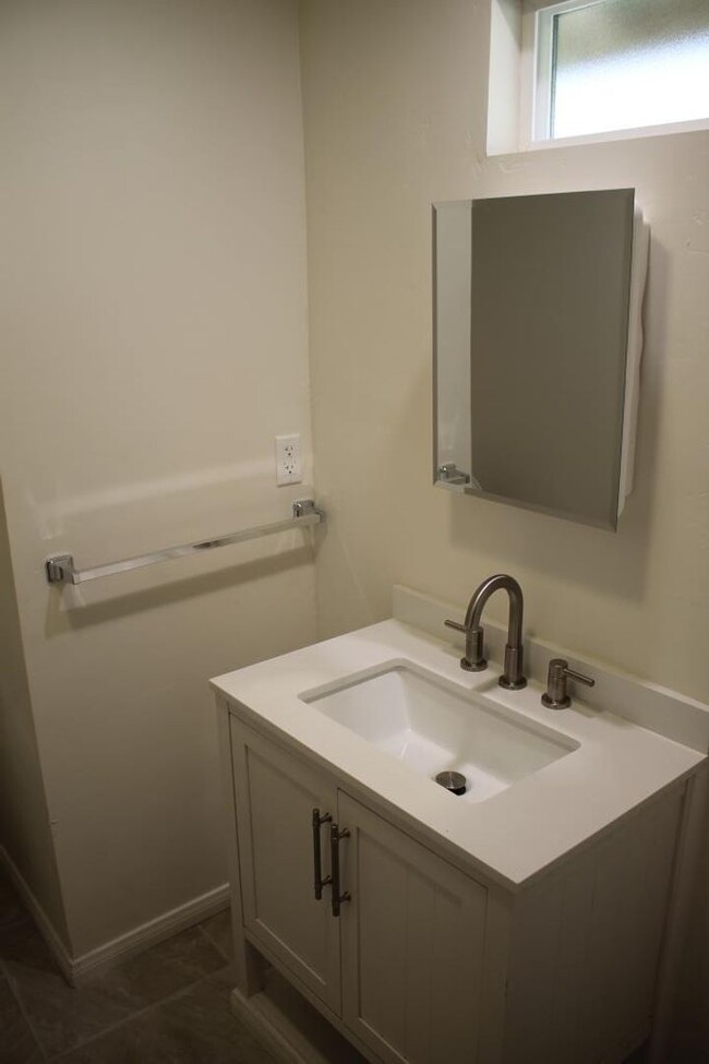 Building Photo - 1Bed/1Bath in Vista~ E. California