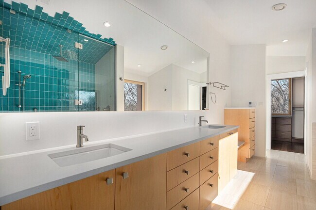 Building Photo - "Modern 4-Bed Boulder Retreat with Granite Elegance & Finished Basement!"