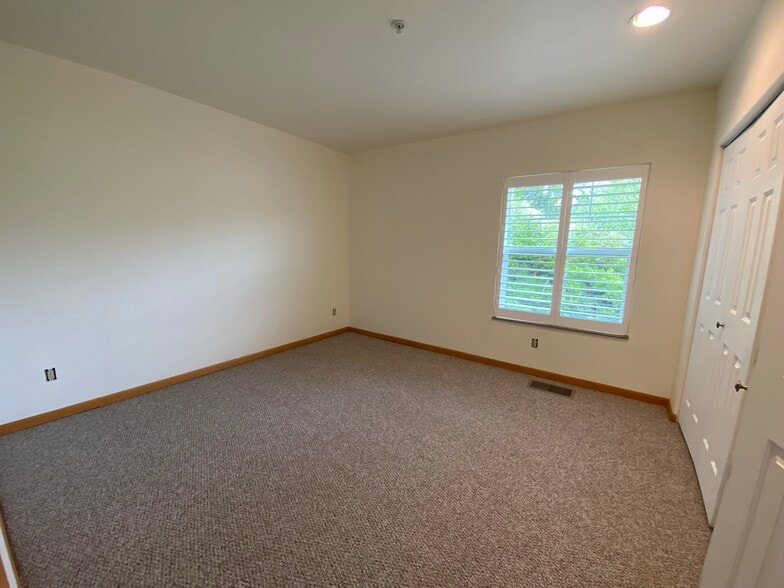Upstairs Bd 1 - 425 SE Shell Ave