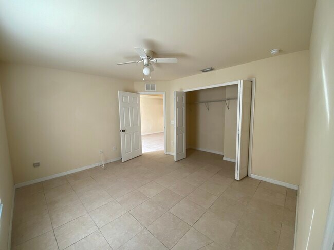 Building Photo - 910 SE 12th Terrace