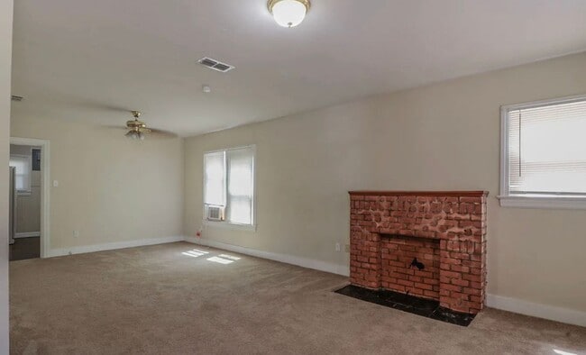 Building Photo - Cozy 2 Bedroom Home