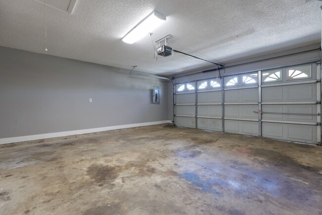 Building Photo - 323 Willow Oak Dr