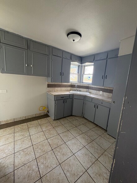 Kitchen - 210 Claremont Ave